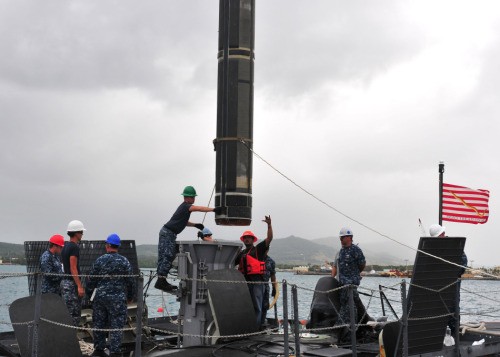 Ngày 13 tháng 2 năm 2012, tàu ngầm hạt nhân tấn công Oklahoma SSN723 lớp Los Angeles lắp tên lửa hành trình Tomahawk ở căn cứ Guam (nguồn mạng sina)